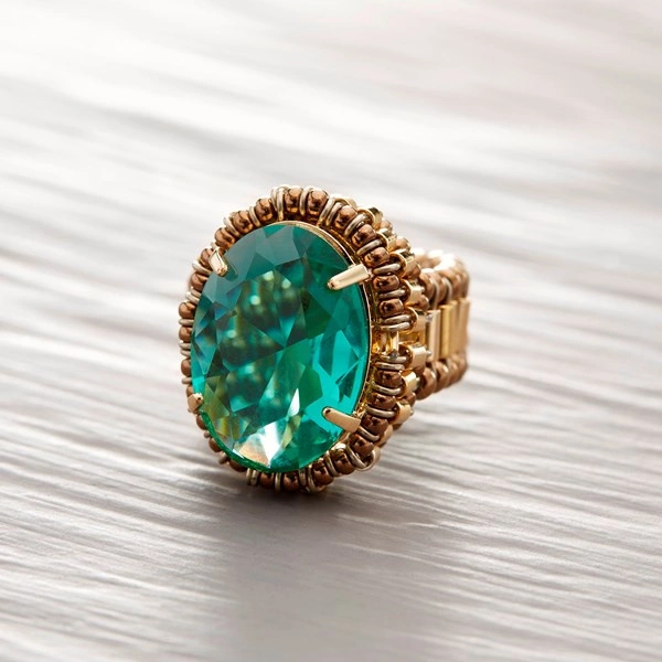 Pierścionek na gumce z owalnym zielonym kryształem. DISCO INFERNO