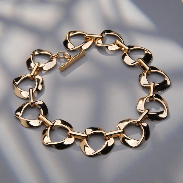 Naszyjnik ze złoconych płaskich ogniw z zapięciem toggle. CIRCULO DE LUZ