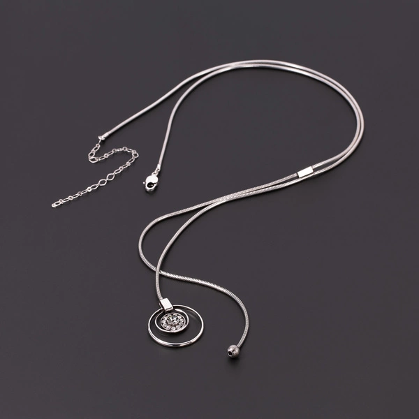 Srebrzony naszyjnik na żmijce z zawieszką z kryształkami. VOYAGE EN ORBITE