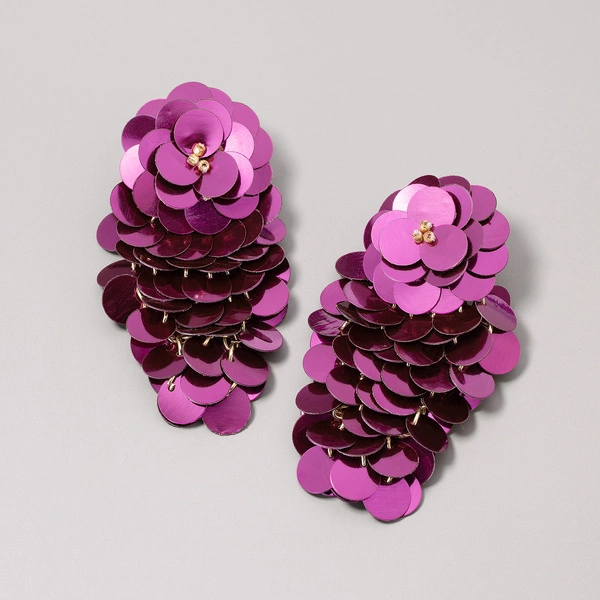 Kolczyki wiszące z kwiatem i kaskadą z fioletowych cekinów. JAK NA ARONIĘ