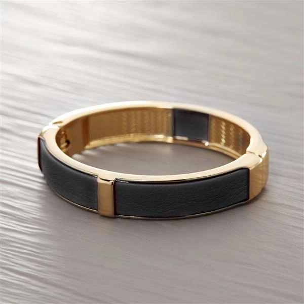 Sztywna złota bransoletka zdobiona czarną ekoskórą. Z KLASĄ