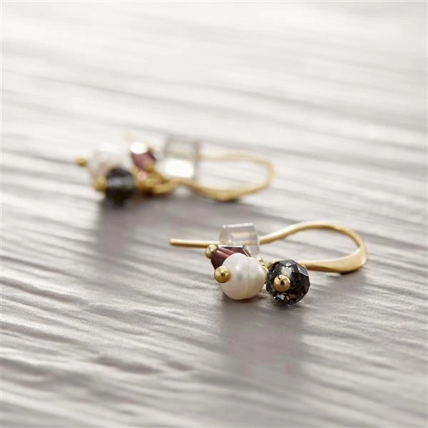 Wiszące kolczyki z koralikami i perełką słodkowodną. CZUJĘ SIĘ WOLNA