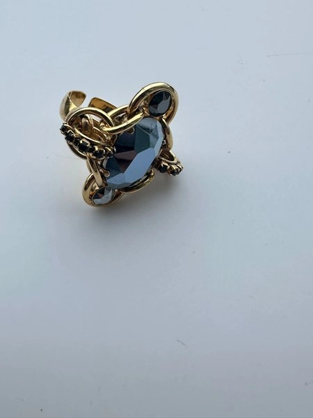 Złocony pierścionek z kryształami w kolorze montana. PARYSKIE NOCE