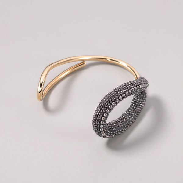 Pozłacana bransoletka z diamentowymi łańcuszkami. SPACER PO WINNICY