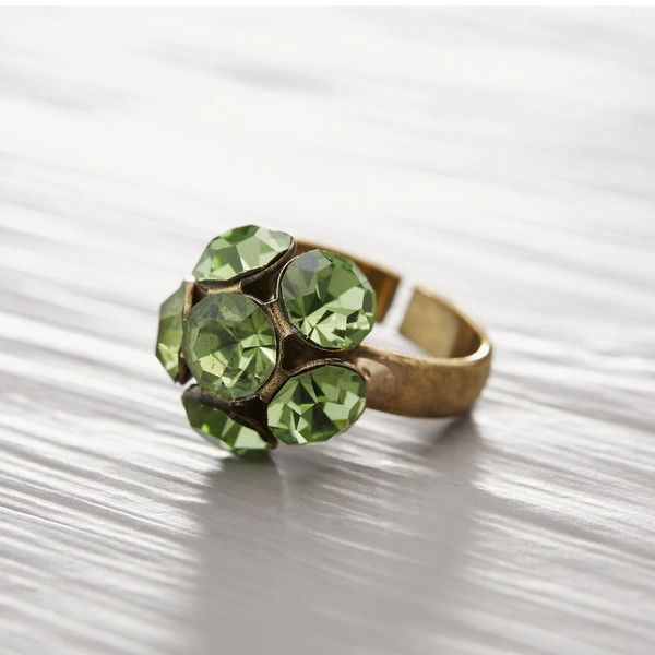 Regulowany pierścionek z zielonymi kryształkami. BOSO PO TRAWNIKU