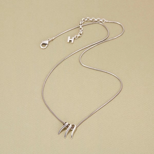 Posrebrzany naszyjnik z zawieszką z trzema pazurami. SREBRNA PANTERA