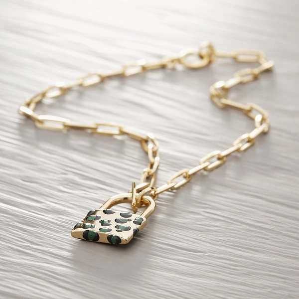 Krótki wisiorek na łańcuszku z zawieszką kłódką z cętkami. NA ZAWSZE