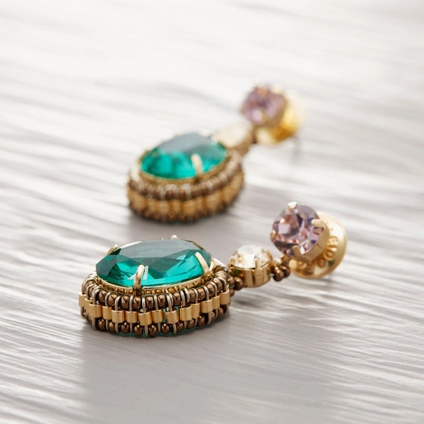 Pozłacane kolczyki z dużymi szmaragdowymi kryształami. KRÓLOWA WIKTORIA