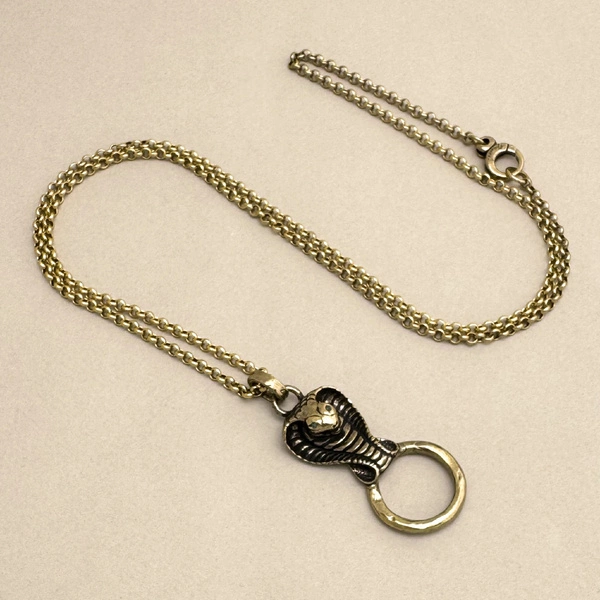 Długi pozłacany naszyjnik z zawieszką kobrą z ringiem. SICILIA SERPENTE