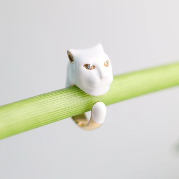 Pozłacany pierścionek z emaliowaną głową pantery. CAŁA NA BIAŁO