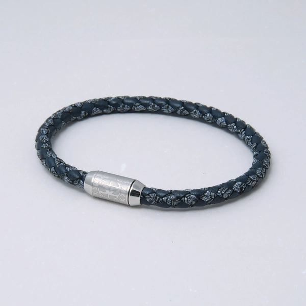 Bransoletka z rzemienia z biało-niebieskimi wstawkami. MORSKIE OPOWIEŚCI