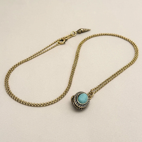 Długi wisior z zawieszkami w kształcie muszelek. SKARB WENECJI