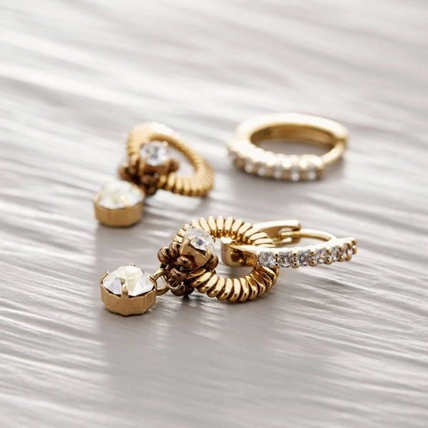 Złocone kolczyki z kryształkami z odczepianym dekorem. ZAUROCZENIE