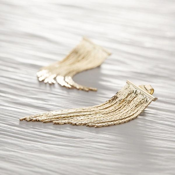 Długie kolczyki wiszące z pozłacanymi łańcuszkami. NICKI