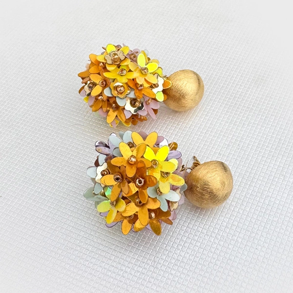 Wiszące kolczyki kule z kolorowymi kwiatkami. CZUĆ WIOSNĘ