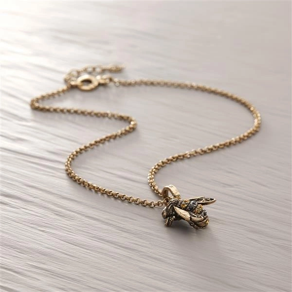 Krótki wisiorek z pszczołą wysadzaną granatami. NATURA PSZCZOŁY