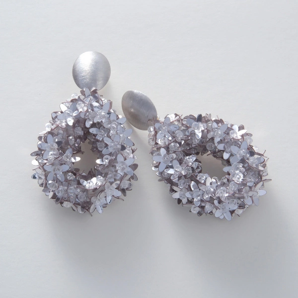 Posrebrzane kolczyki w formie kropli z metalicznych kwiatków. SREBRNY DESZCZ