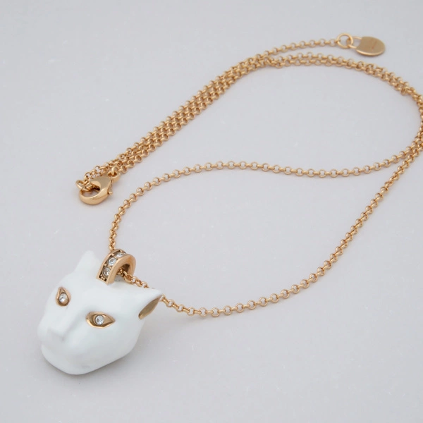 Pozłacany wisiorek z białą głową pantery i cyrkoniami. DZIKIE SPOJRZENIE