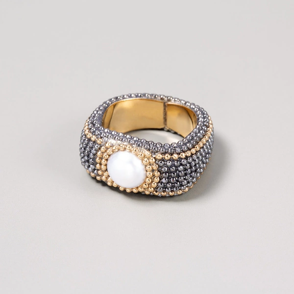 Pozłacany pierścień z perłą w oprawie z łańcuszków. ORO NERO