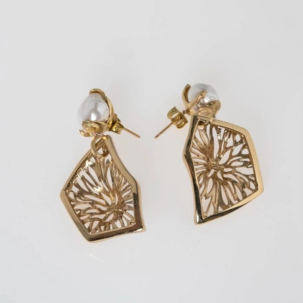 Pozłacane kolczyki z perłą i ażurową zawieszką. ROZWIANE MYŚLI