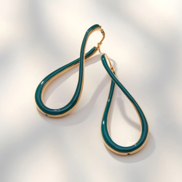 Złocone kolczyki pokryte emalią w butelkowej zieleni. TEMAT RZEKA