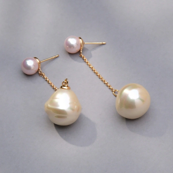 Pozłacane kolczyki z dwiema szklanymi perłami. MIŁOSNE GESTY