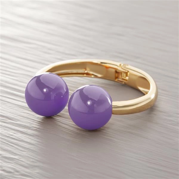 Sztywna złota bransoletka z dwiema fioletowymi kulami. LOVENDA