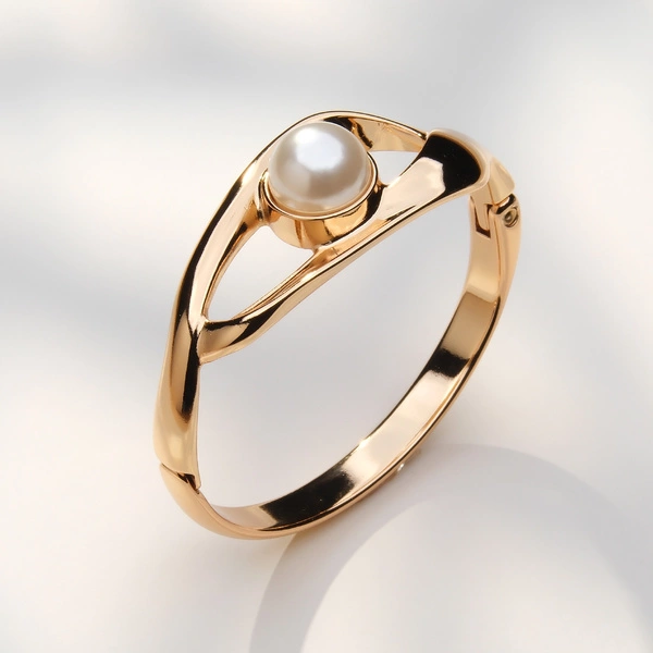 Sztywna złocona bransoletka z perłą słodkowodną. KANON PIĘKNA