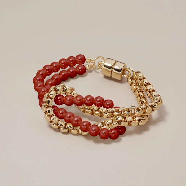 Bransoletka z koralików bordo i pozłacanego łańcuszka. WINO PRZY ŚWIECACH