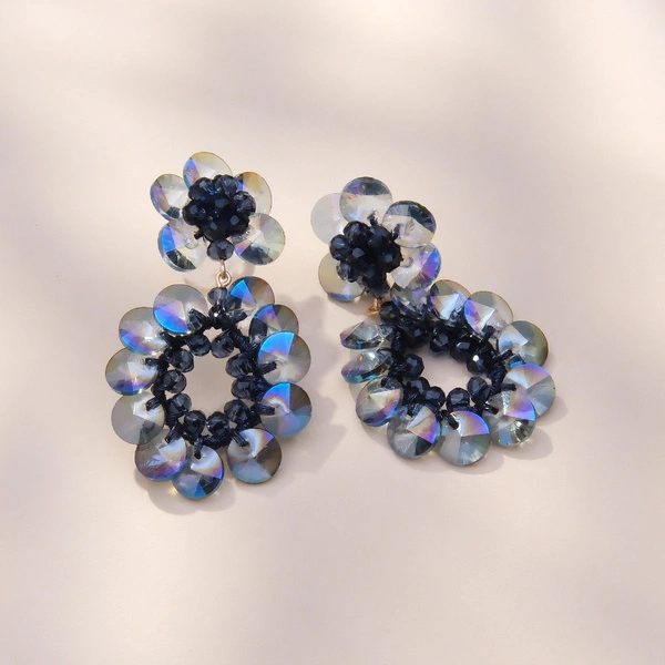 Kolczyki z kwiatem i kroplą z akrylowych płatków. DOTYK ROSY