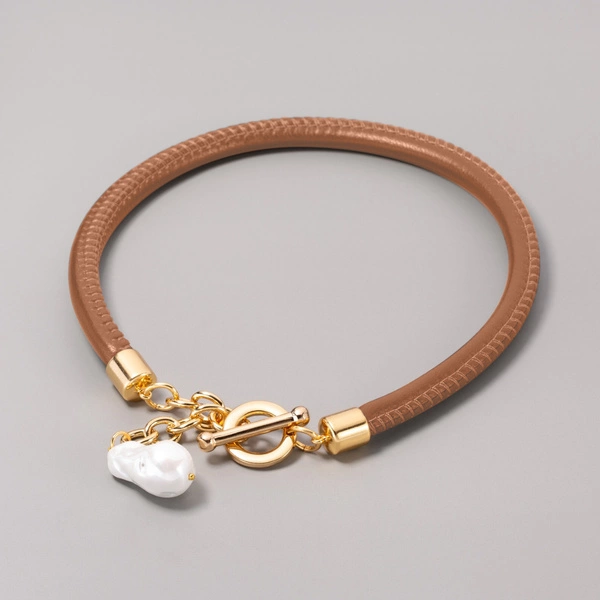 Naszyjnik z ciemnobrązowej ekoskóry z perłą hodowlaną. MGŁA NAD LASEM