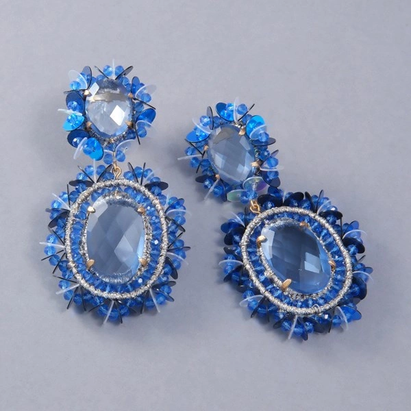 Długie owalne kolczyki wiszące z niebieskimii kryształami. LUSTRA NIEBA