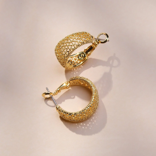 Złocone kolczyki w formie szerokich ażurowych okręgów. CUDOWNA LEKKOŚĆ