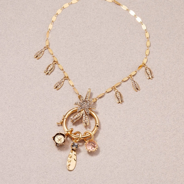 Piękny naszyjnik z listkami, kwiatem i zawieszkami. NOWY ŚWIAT