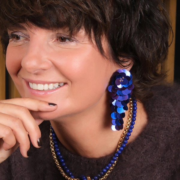 Kolczyki wiszące z kwiatem i kaskadą z granatowych cekinów. SPACER POD GWIAZDAMI