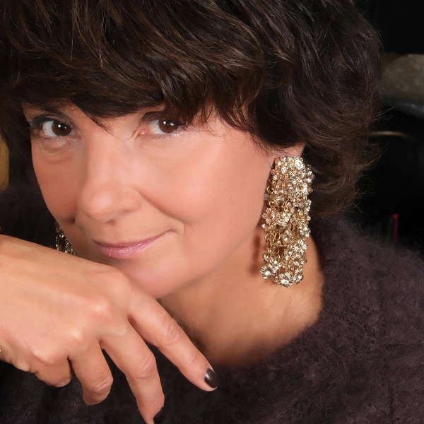 Złocone kolczyki w formie wiszących pnączy kwiatów. DESZCZ KWIATÓW