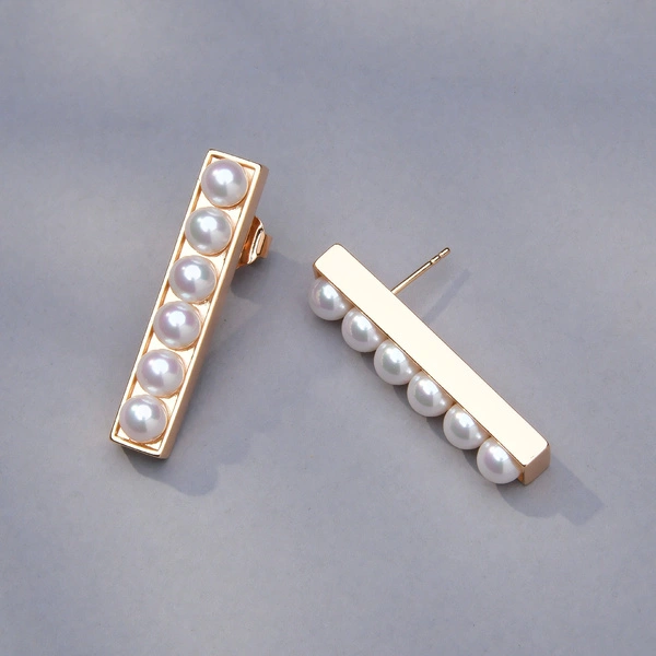 Pozłacane kolczyki ze szklanymi perełkami w bieli. SŁONECZNE WIBRACJE