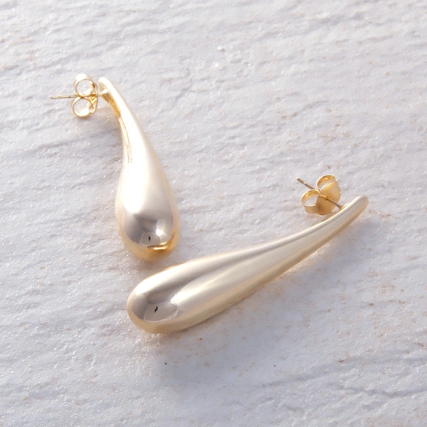 Duże pozłacane kolczyki w kształcie wydłużonych kropli. CHWILO TRWAJ