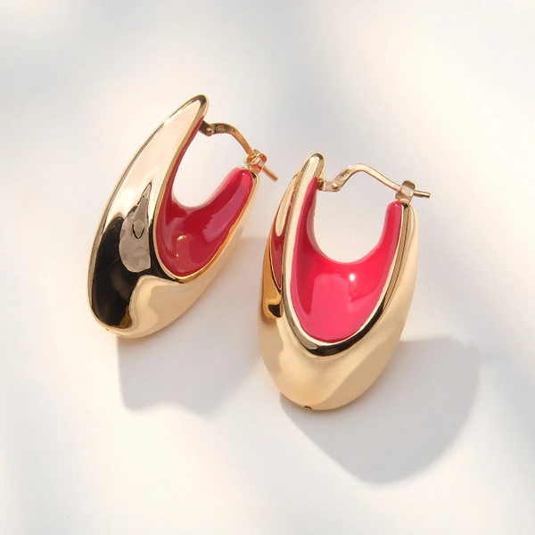 Owalne pozłacane kolczyki w emalii w tonie czerwonej dalii. CZERWIEŃ FLORENCJI