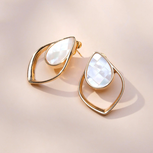 Złocone kolczyki w formie kropli z masą perłową. PERŁOWY DESZCZ