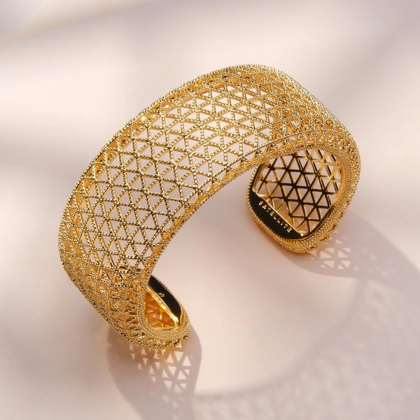 Szeroka sztywna pozłacana bransoletka z ażurowym wzorem. TWOJA PRZESTRZEŃ