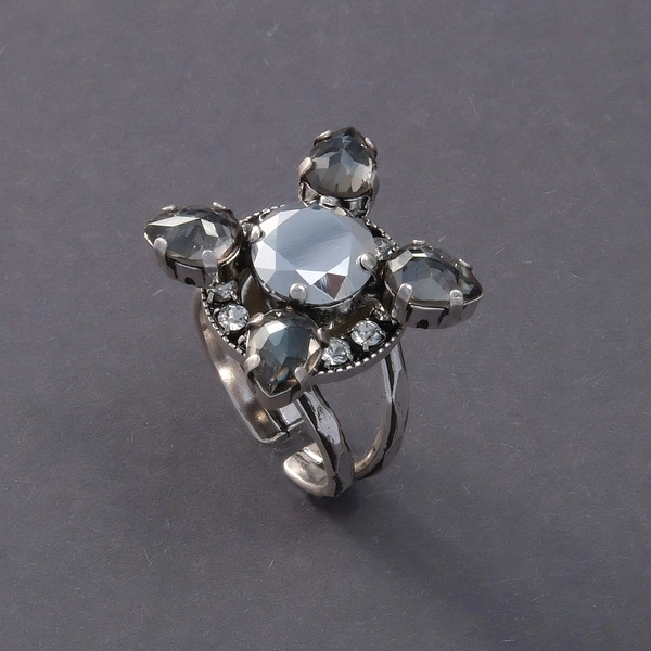 Posrebrzany pierścionek w formie kwiatu z kryształami. GWIAZDA CIEMNOŚCI