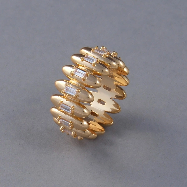 Pozłacany pierścionek w fomie palisady z cyrkoniami. SANTA MONICA