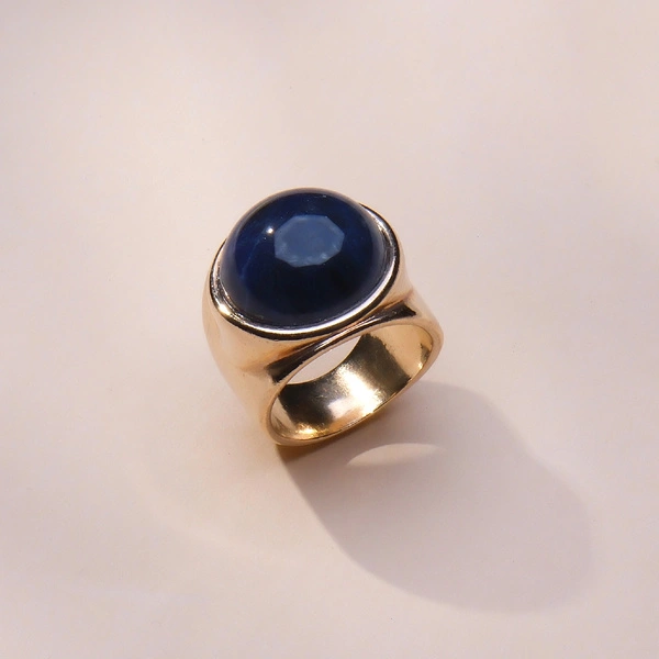 Złocony pierścień z okrągłym granatowym sodalitem. GRANATOWA NOC