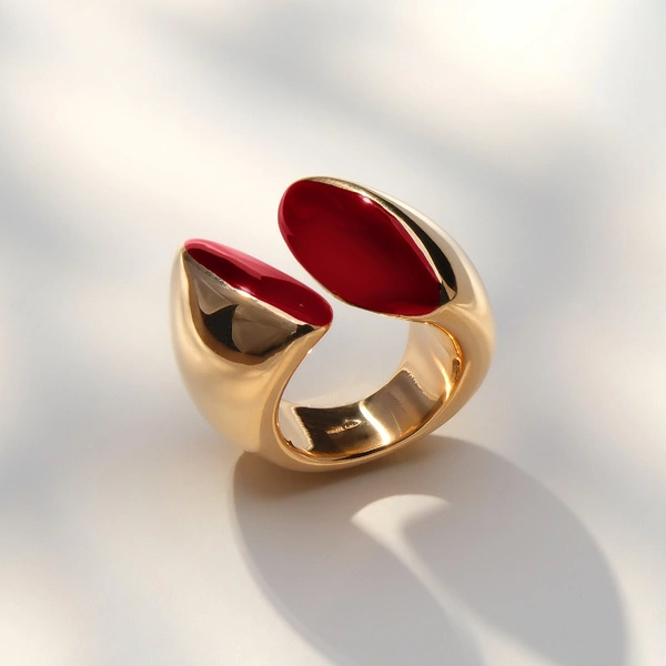 Złocony pierścionek z półkulami z bordowymi środkamii. ROZPALONE DUSZE