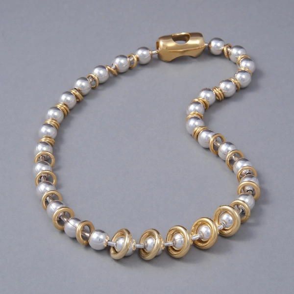 Naszyjnik z posrebrzanych kulek i pozłacanych pierścieni. GALERIE VIVIENNE