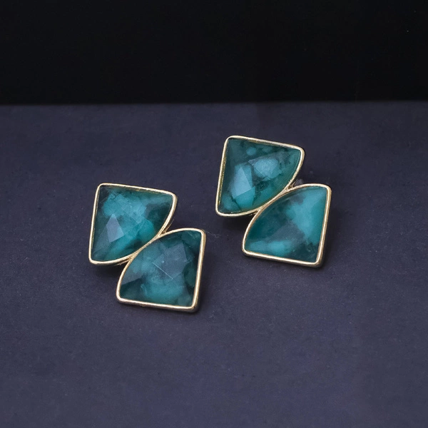 Pozłacane kolczyki z dwoma trójkątnymi szmaragdami. SIŁA SZMARAGDU