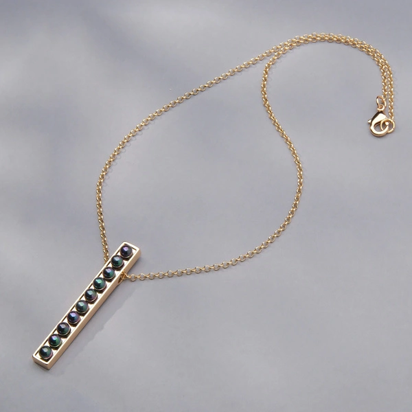 Naszyjnik z zawieszką z rzędem pereł w kolorze petrol. KOCHAM GRANAT