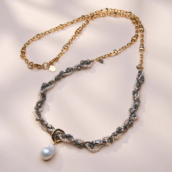 Długi pozłacany naszyjnik z hematytami i barokową perłą. COSTA BRAVA