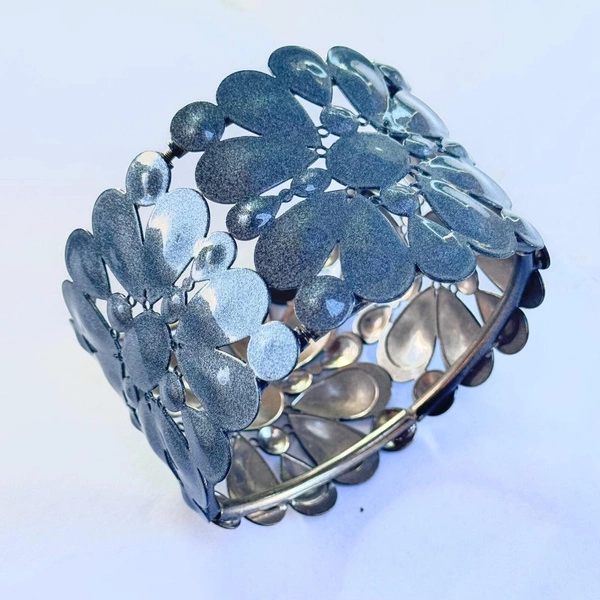 Szeroka zlocona bransoletka z niebieskimi kwiatami. GIARDINO SEGRETO